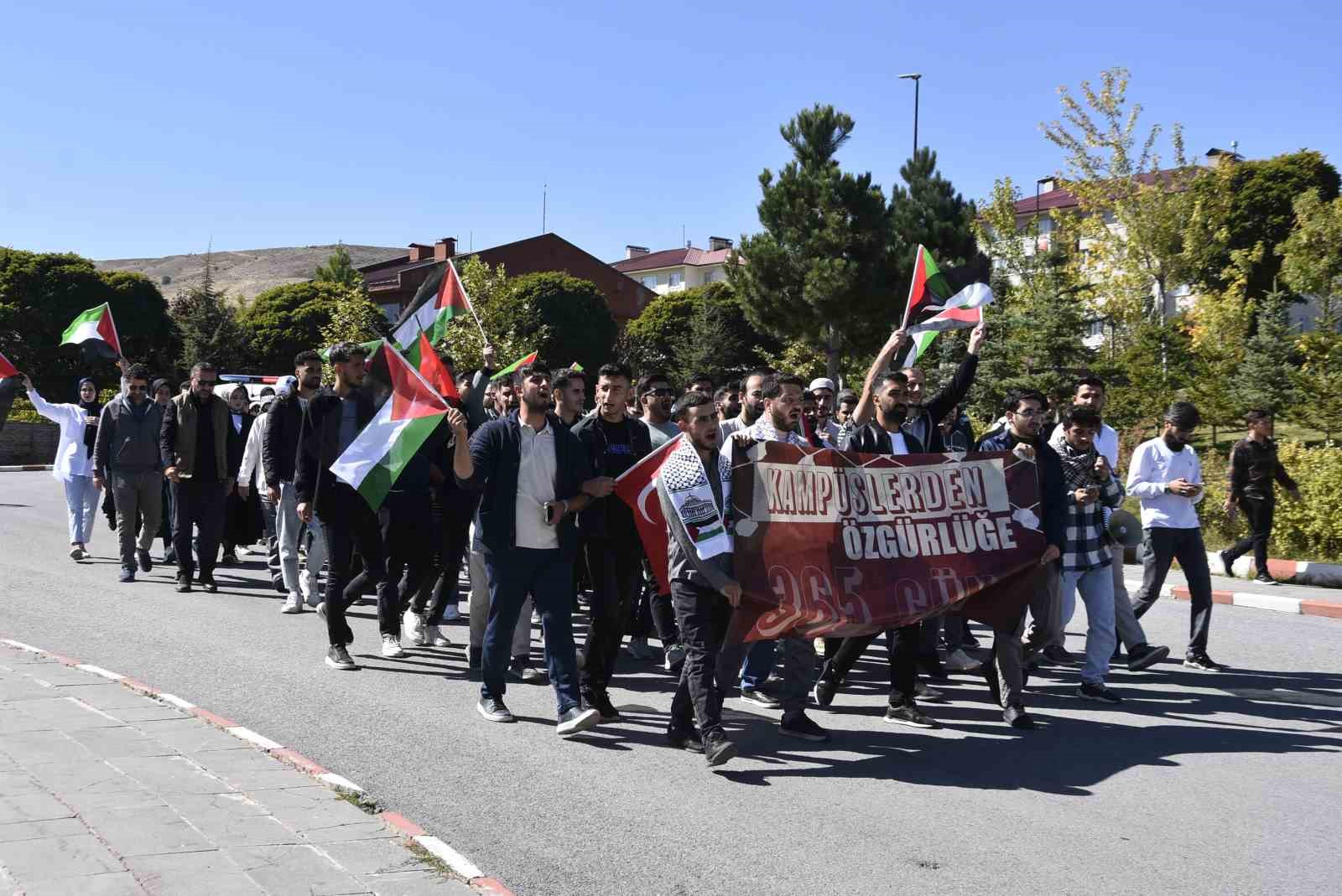 Bitlis’te üniversite öğrencileri İsrail saldırılarının yıldönümünde yürüyüş düzenledi