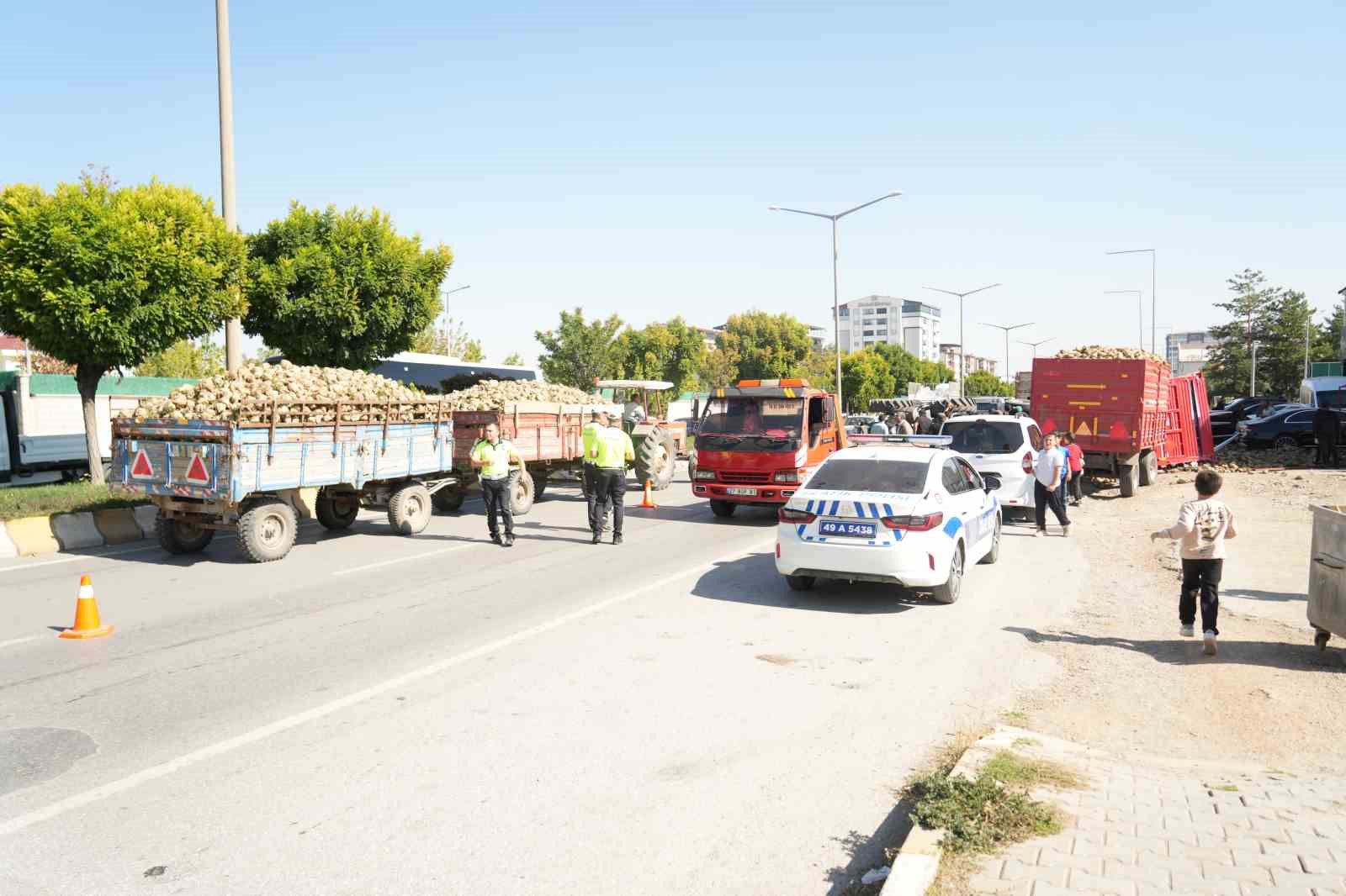 Muş’ta şeker pancarı yüklü traktör devrildi