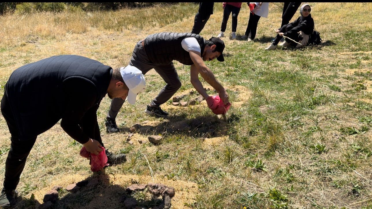 Muradiye’de yaban hayvanları için doğaya yem bırakıldı