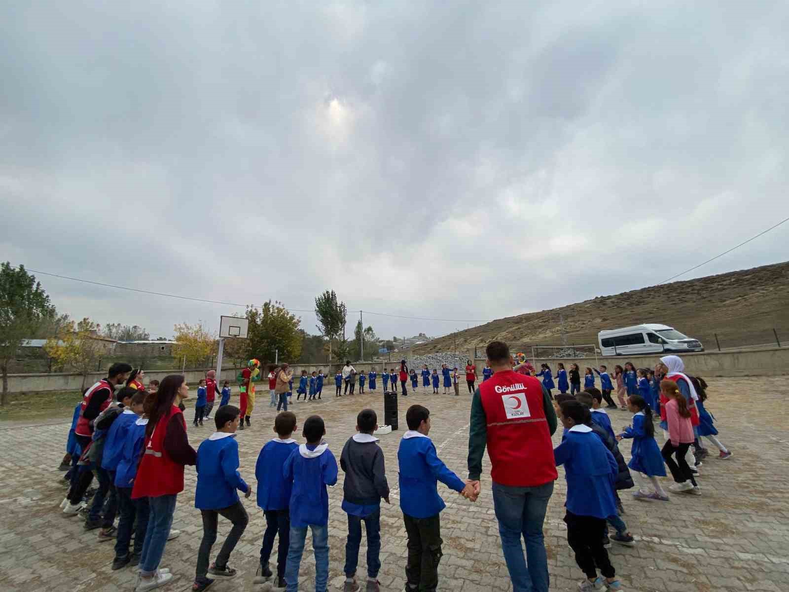 Kızılay öğrencileri kucaklamaya devam ediyor