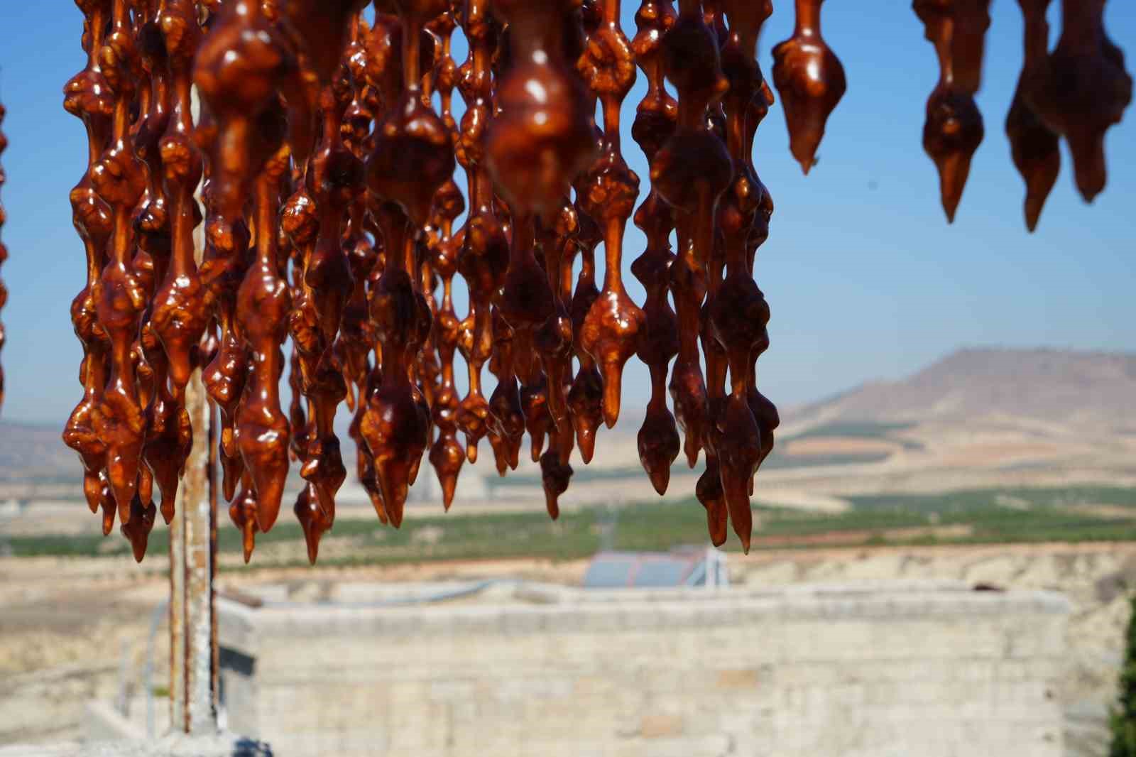 Kilis’te kışın vazgeçilmez lezzeti cevizli sucuk mesaisi başladı