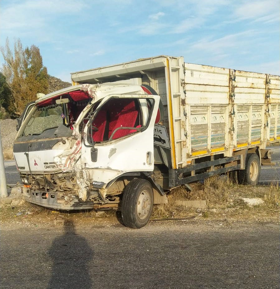 Bitlis’te kamyonet tırla çarpıştı: 2 yaralı