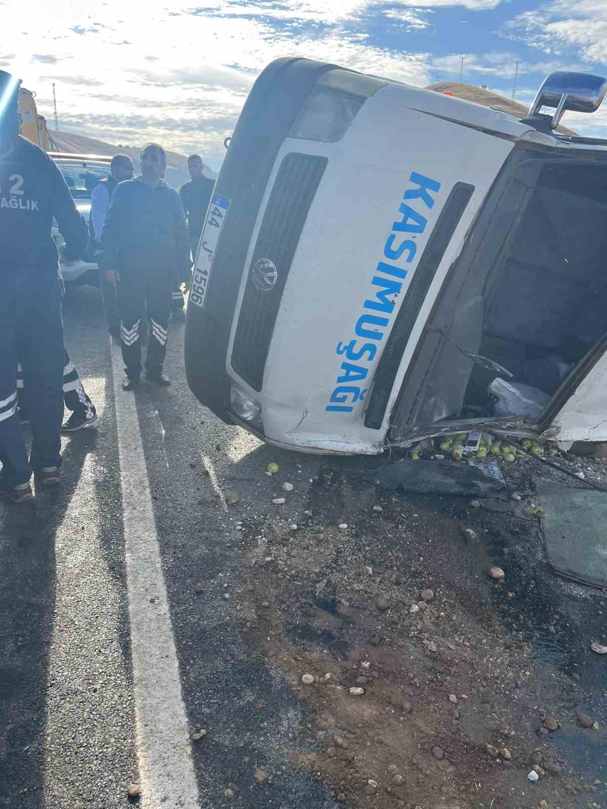 Malatya’da yolcu minibüsü devrildi: 17 yaralı