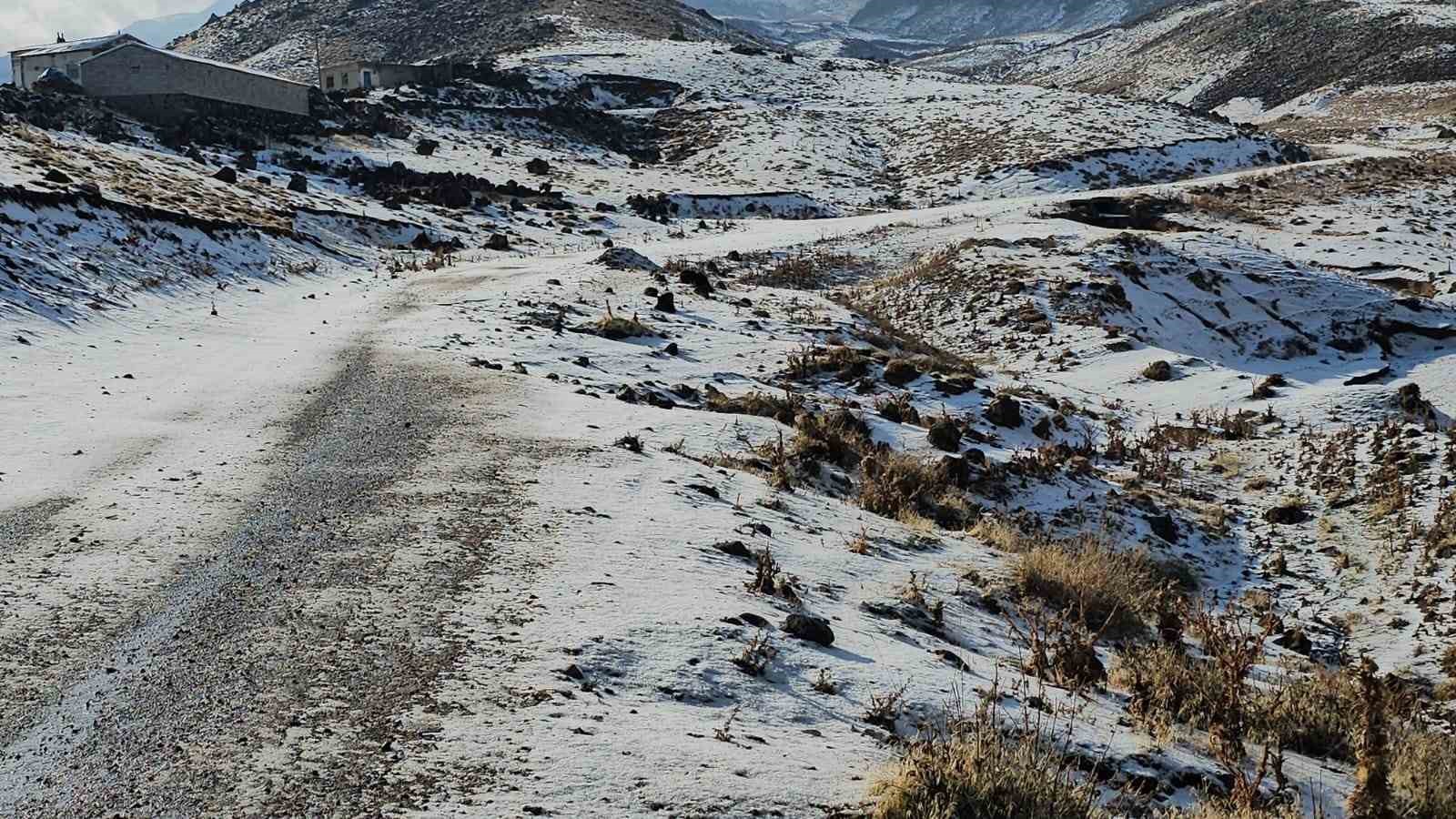 Türkiye’nin en yüksek rakımlı köyü beyaza büründü