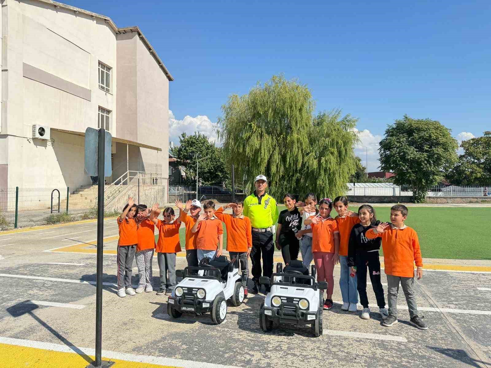 Erzincan’da çocuklara oyunlarla trafik eğitimi verildi