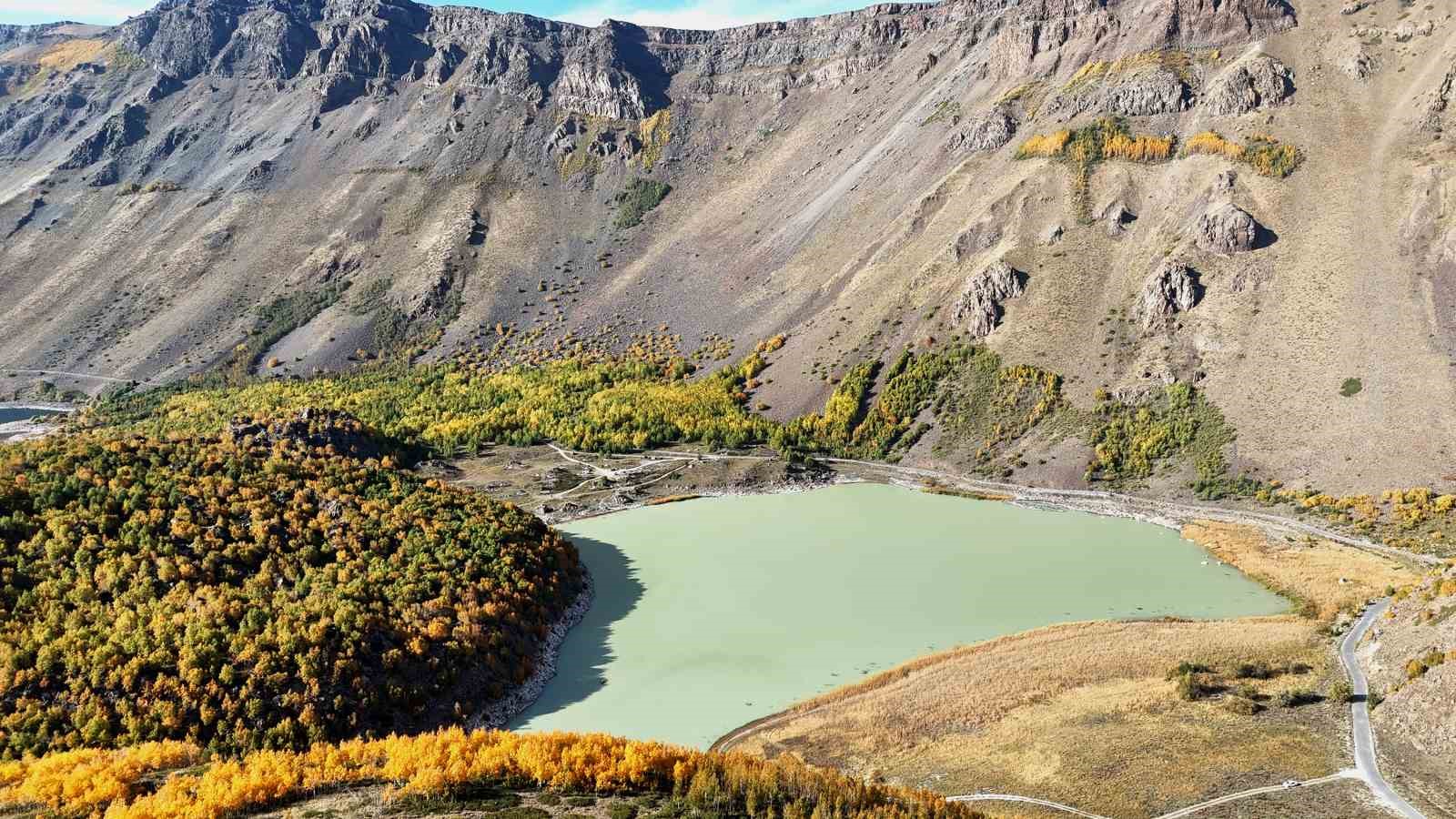 Nemrut Kalderası’nda sonbahar güzelliği