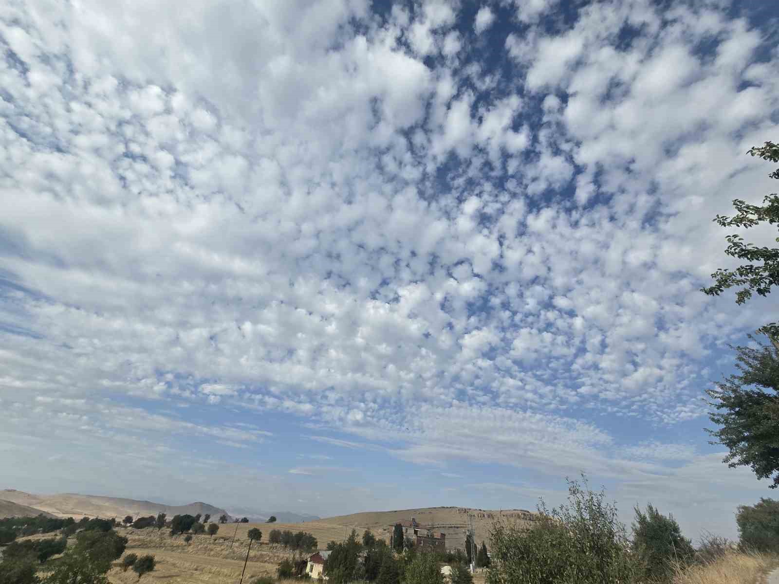 Elazığ’da sirrokümülüs bulutları görsel şölen sundu