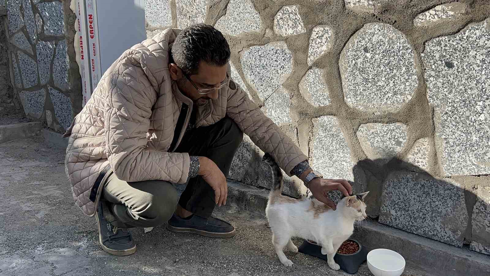 Engelli kedinin bakımı için 60 kilometre yol gidiyor