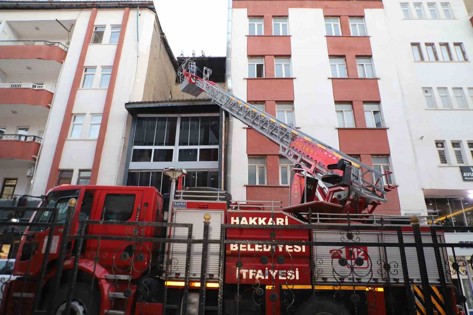 Hakkari’de 4 katlı binada mahsur kalan yavru kedi kurtarıldı