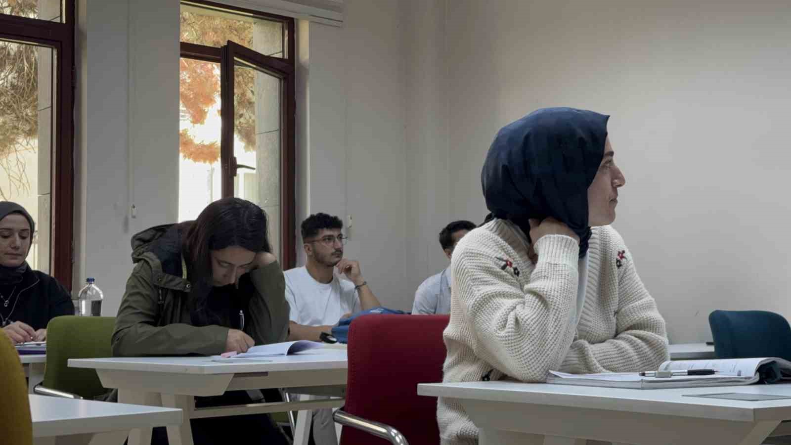 Tatvan Gençlik Merkezindeki KPSS kurslarına yoğun ilgi