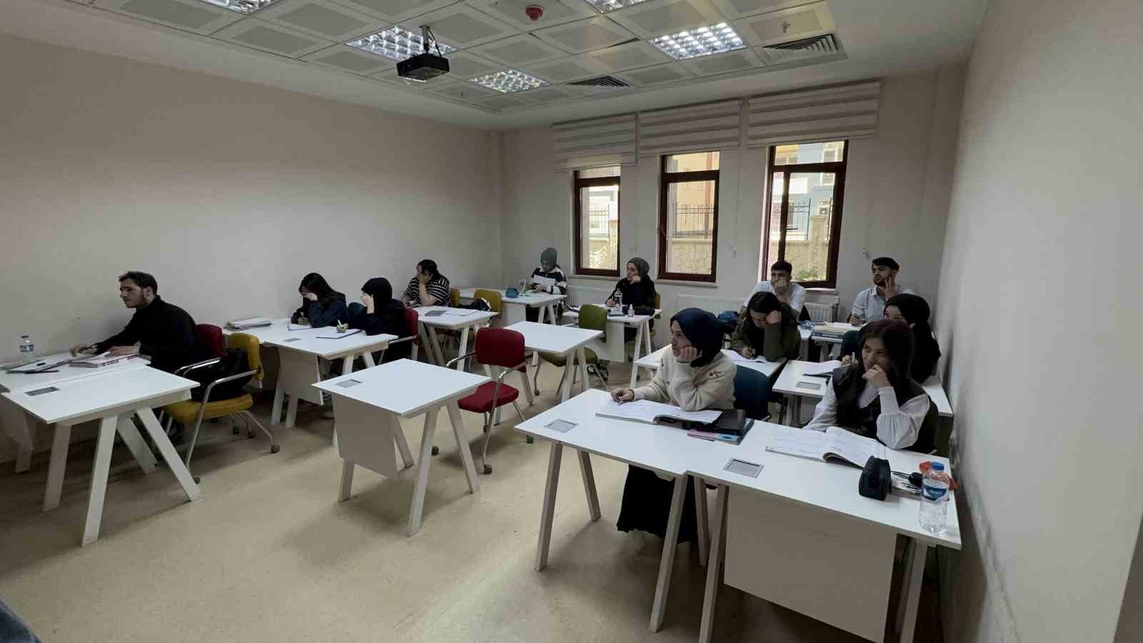 Tatvan Gençlik Merkezindeki KPSS kurslarına yoğun ilgi