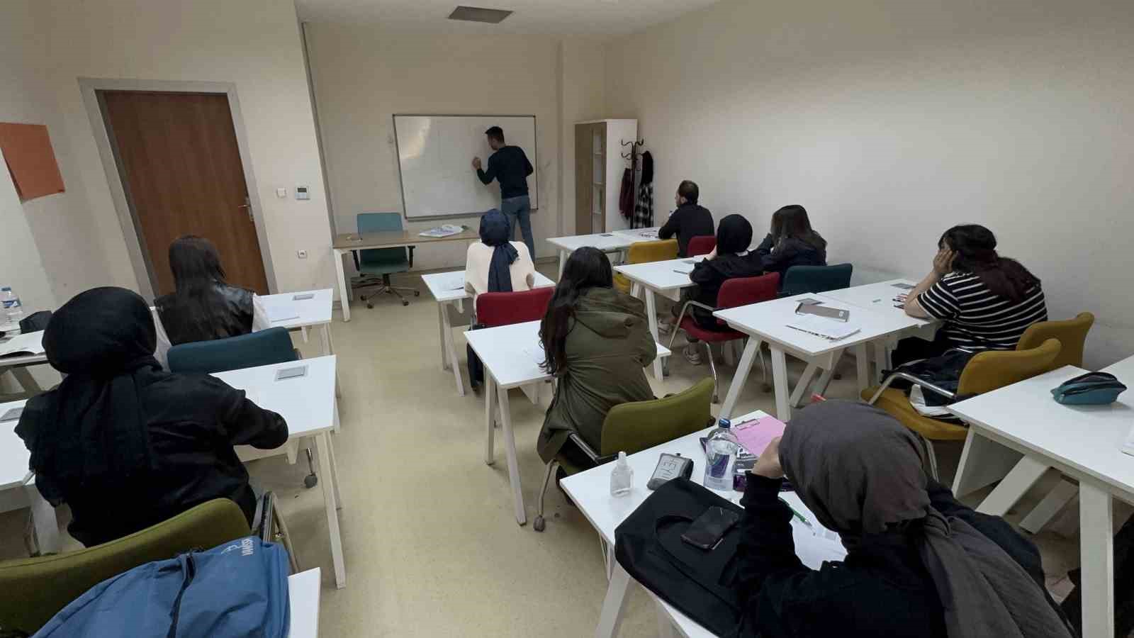 Tatvan Gençlik Merkezindeki KPSS kurslarına yoğun ilgi