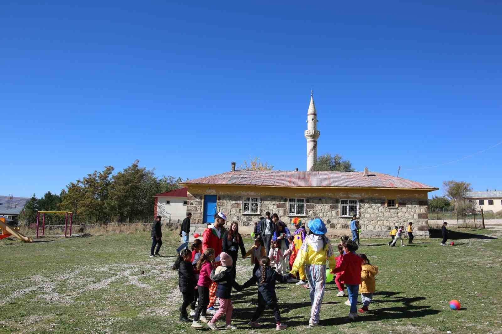 Gönüllü gençler köy köy gezerek çocukları eğlendiriyor