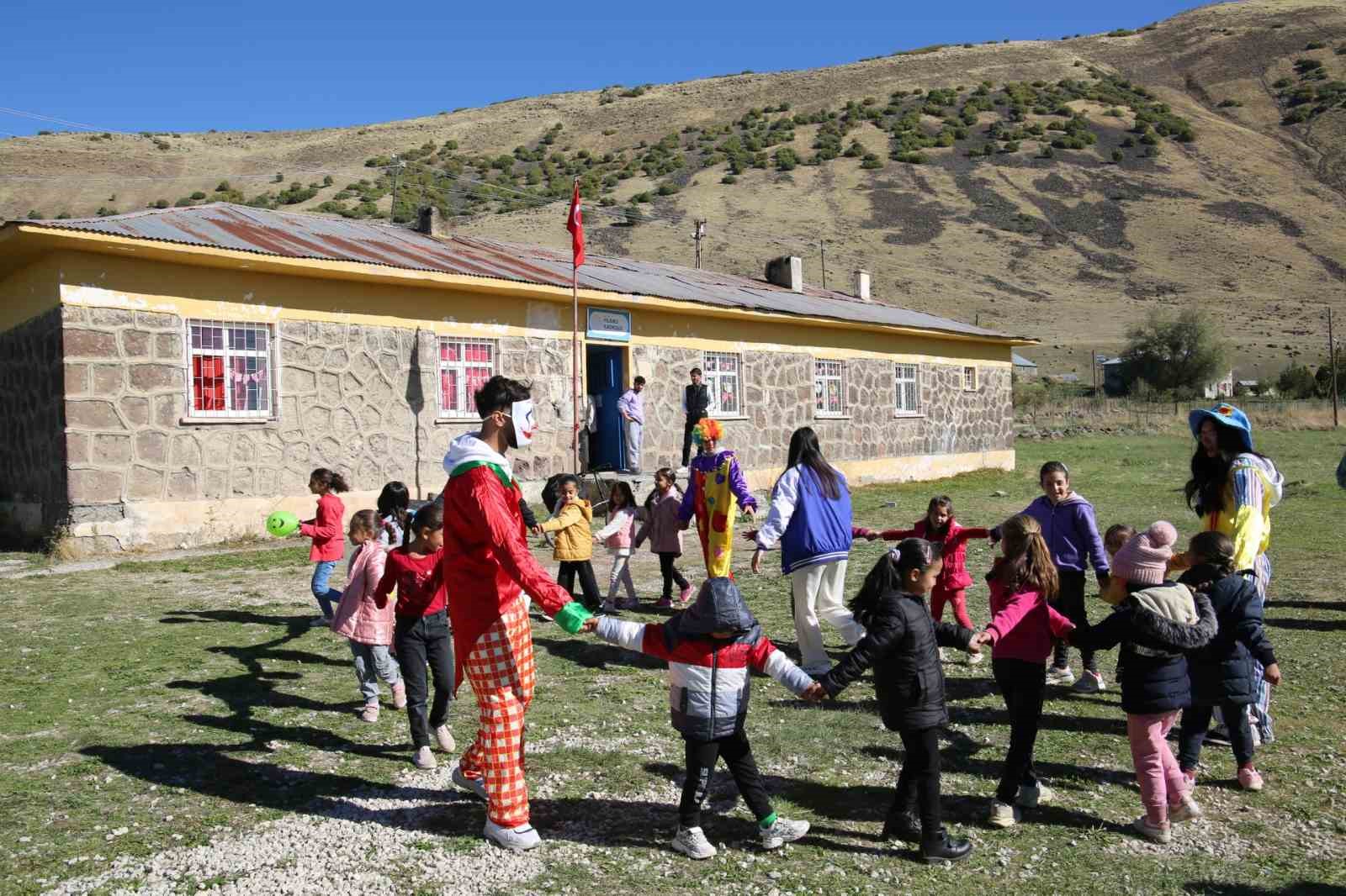 Gönüllü gençler köy köy gezerek çocukları eğlendiriyor