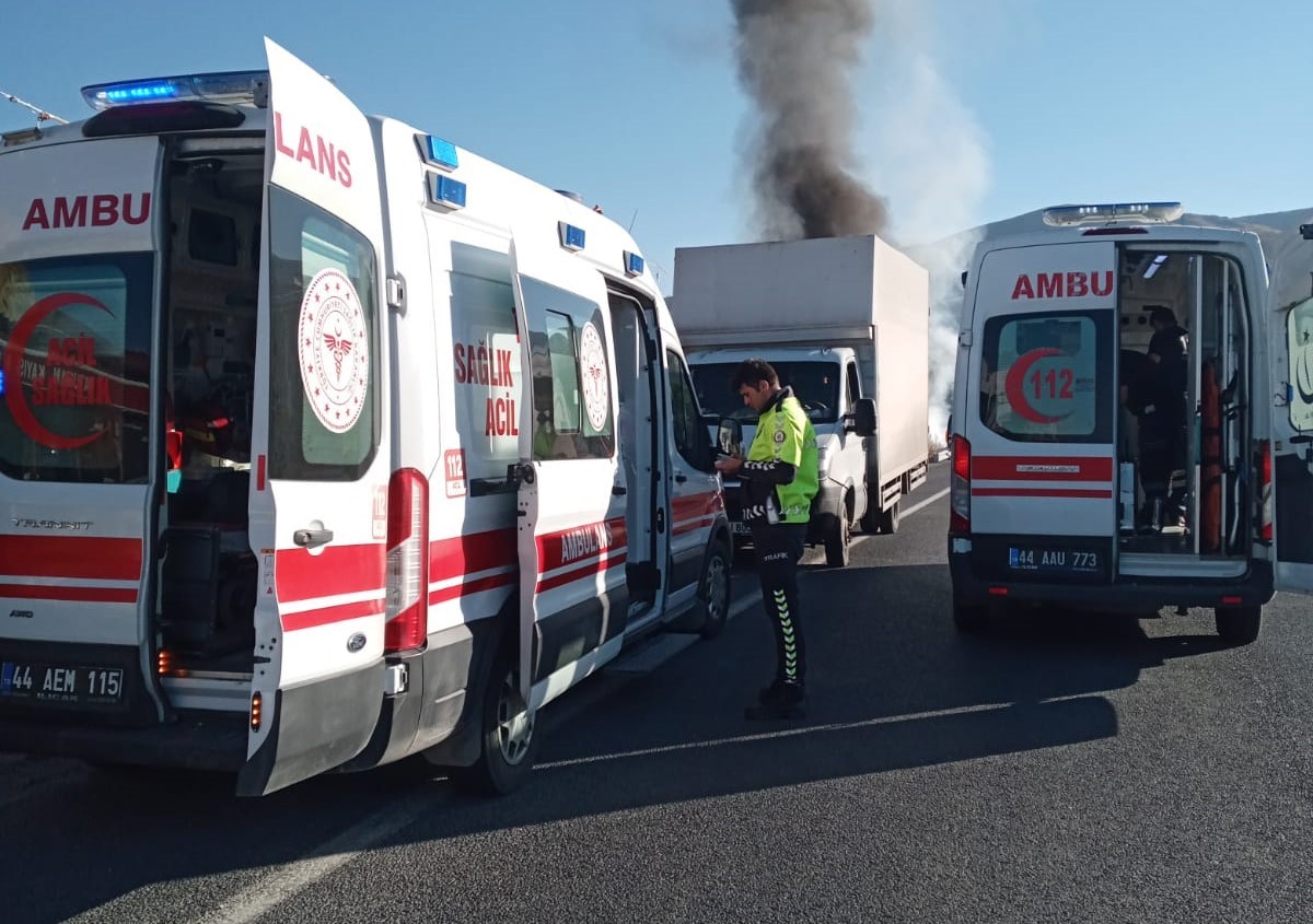 Kontrolden çıkan tır şarampole yuvarlanıp alev aldı: 1 yaralı