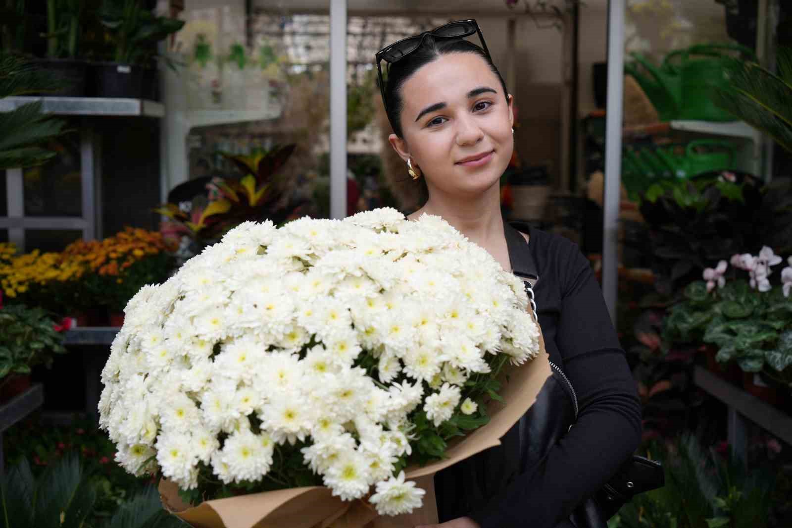 Ekim ayında en çok tercih edilen çiçekler kasımpatı ve sıklamen oluyor