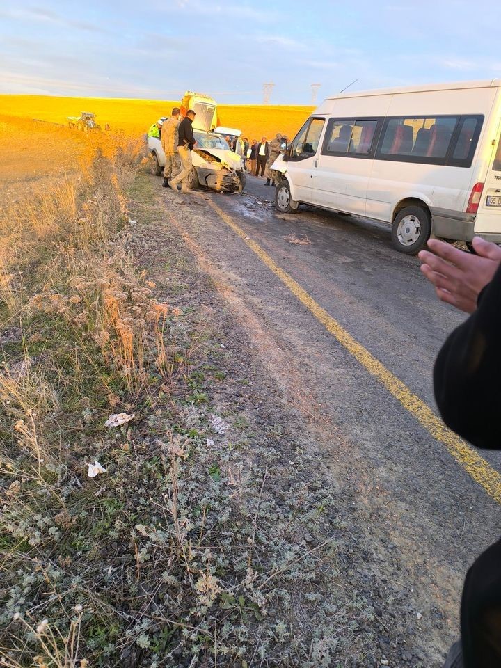 Horasan’da öğrenci servisi ile kamyonet çarpıştı: 8 yaralı