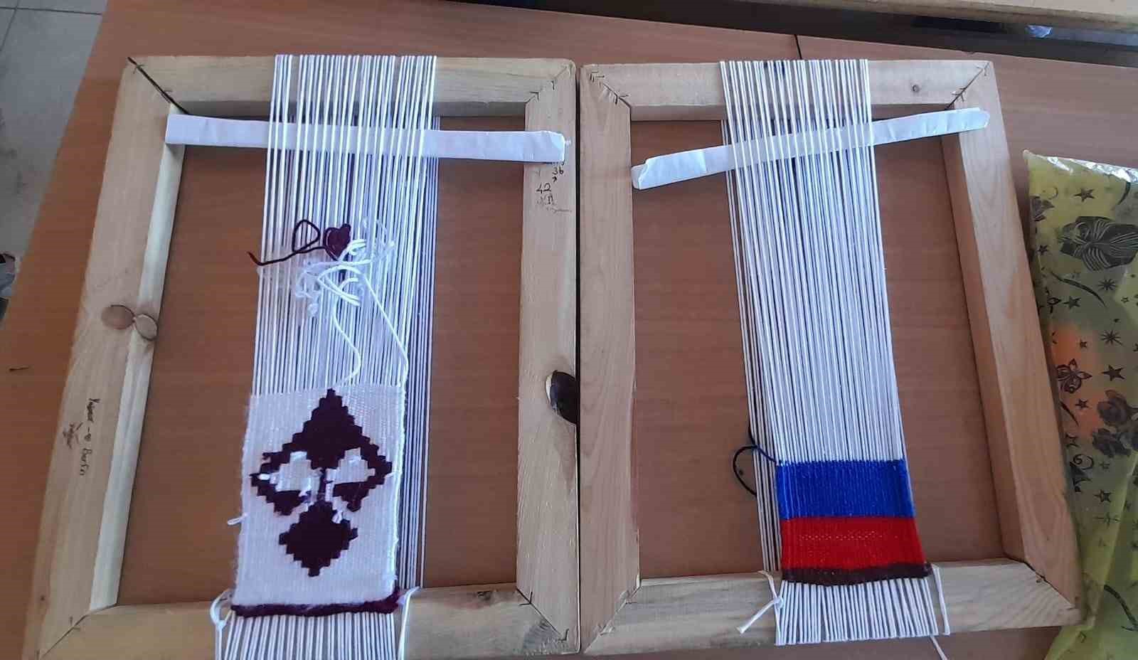 Kars’ta öğrencilere kilim dokuyor