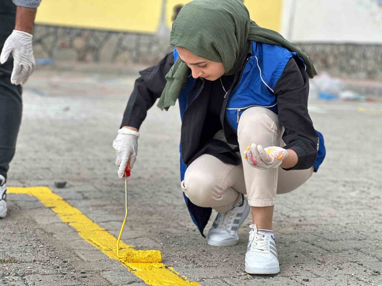 Ağrı’da okul bahçeleri renkli oyun alanlarına dönüştü