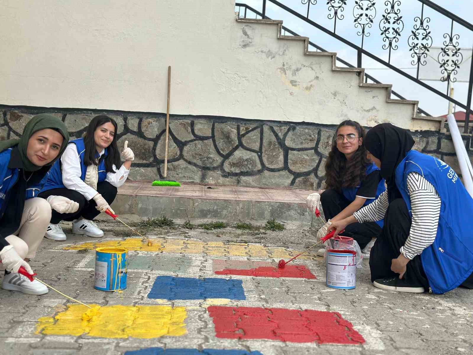 Ağrı’da okul bahçeleri renkli oyun alanlarına dönüştü