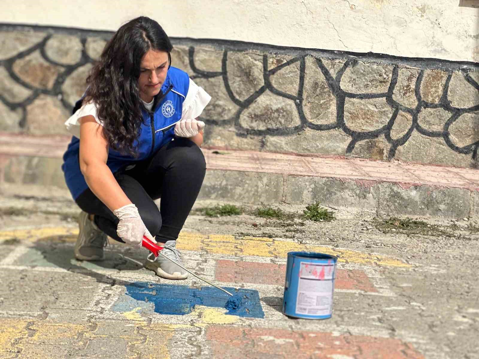 Ağrı’da okul bahçeleri renkli oyun alanlarına dönüştü