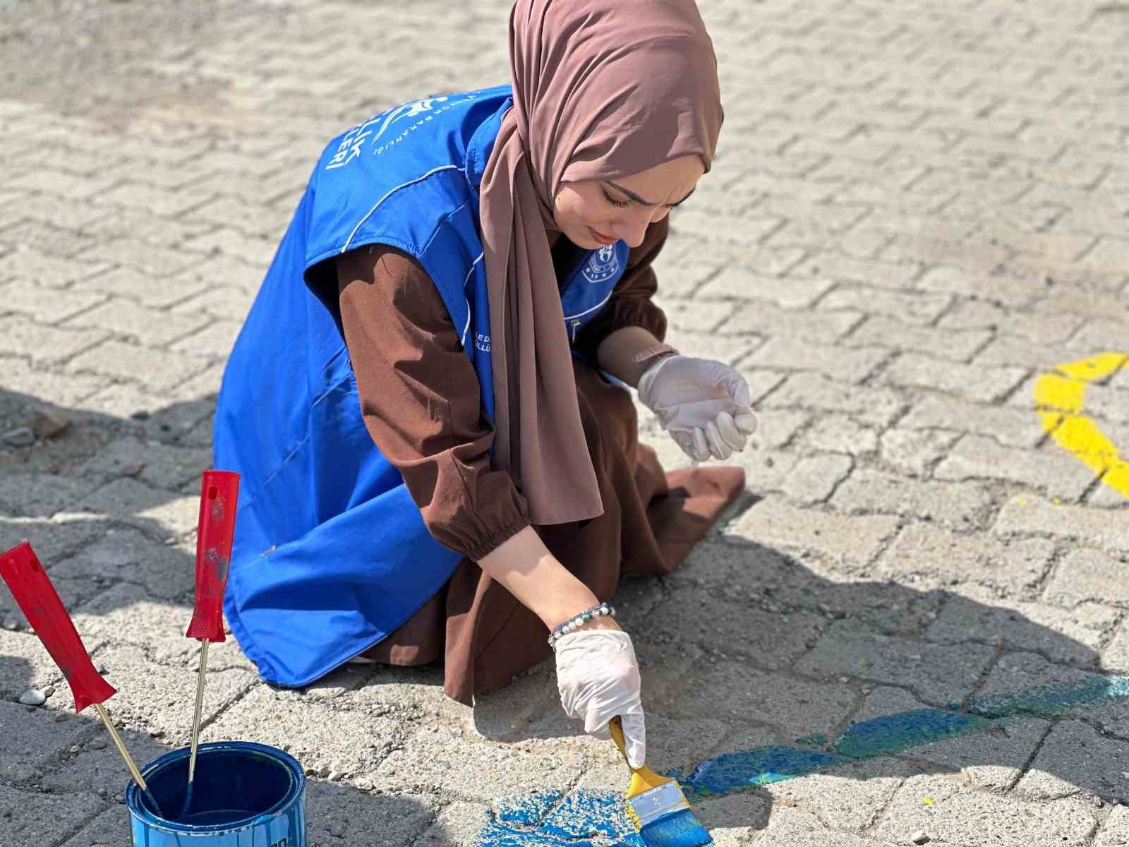 Ağrı’da okul bahçeleri renkli oyun alanlarına dönüştü