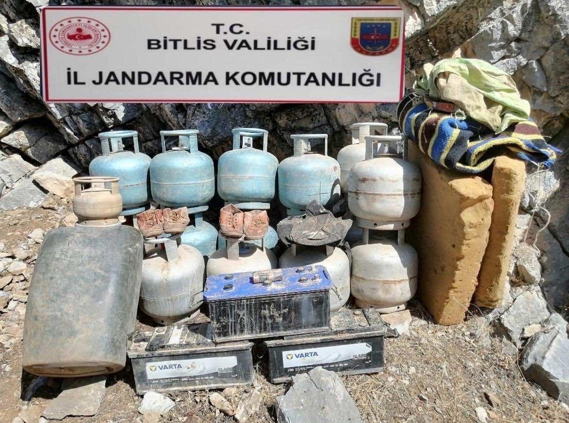 Bitlis’te terör örgütüne ait sığınak ve çok sayıda malzeme ele geçirildi