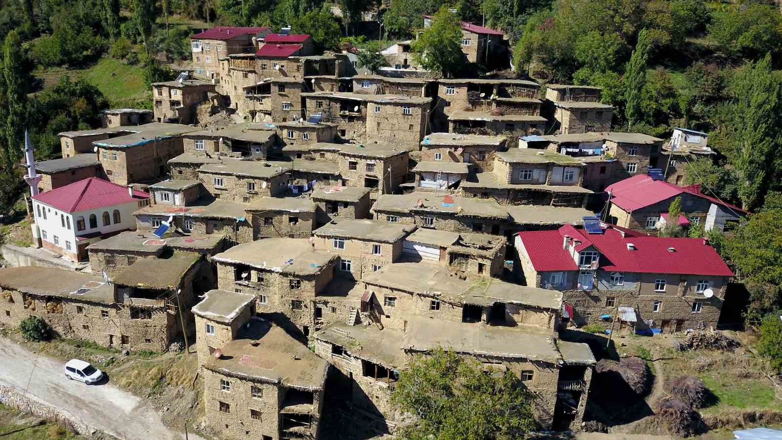 Hizan’ın taş evleri her mevsim ayrı bir güzel