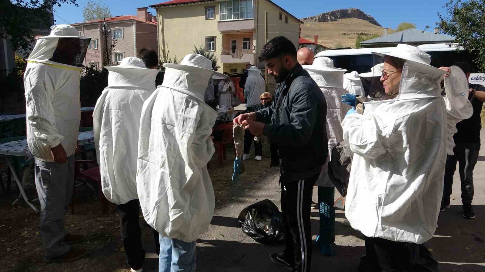 Yerli turistler Van balına hayran kaldı