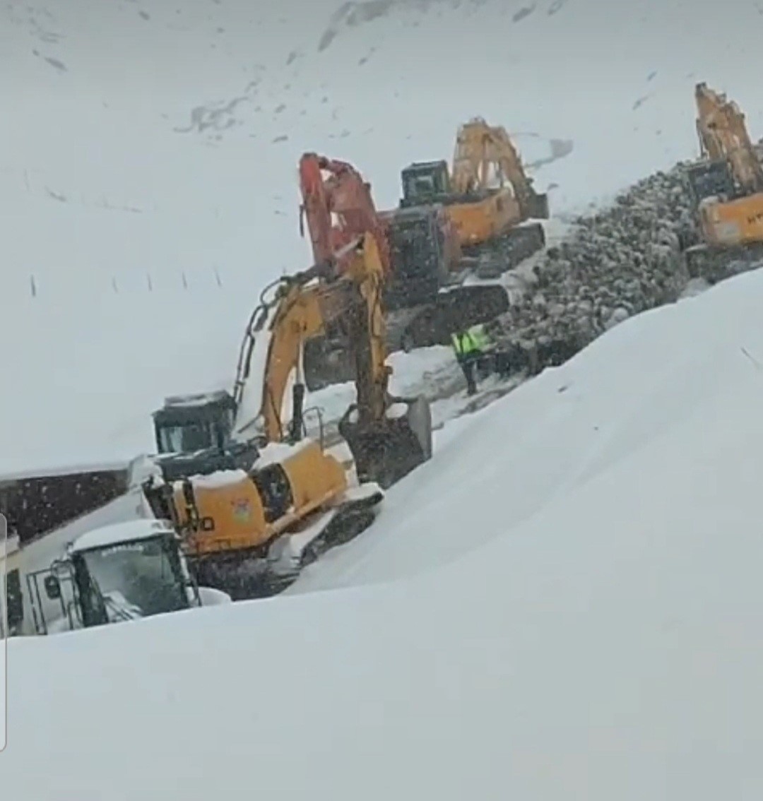 Başkale’de kar etkili oldu, yollar kapandı