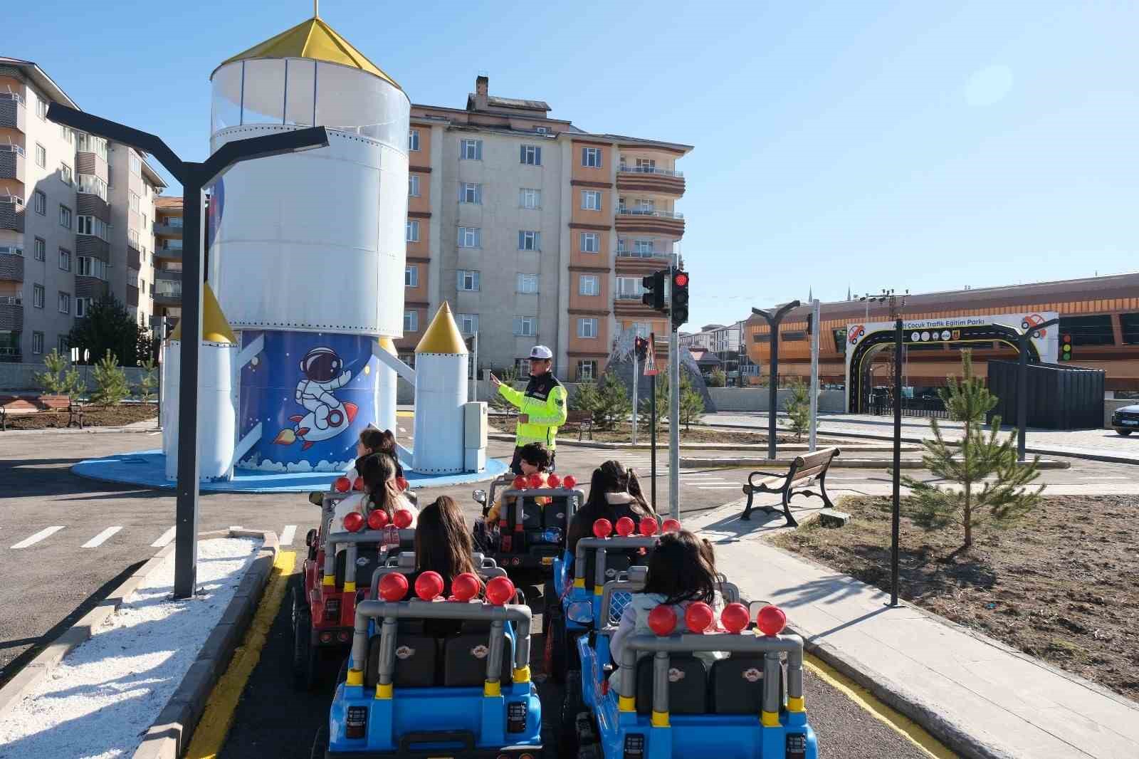 Ağrı’da çocuklar trafik kurallarını eğlenerek öğreniyor