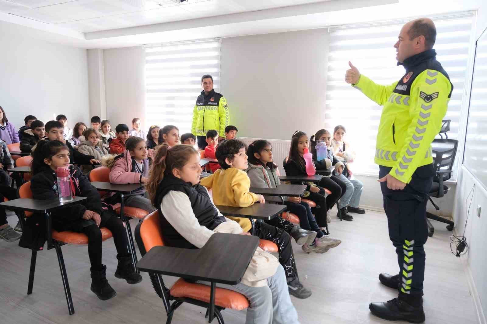 Ağrı’da çocuklar trafik kurallarını eğlenerek öğreniyor