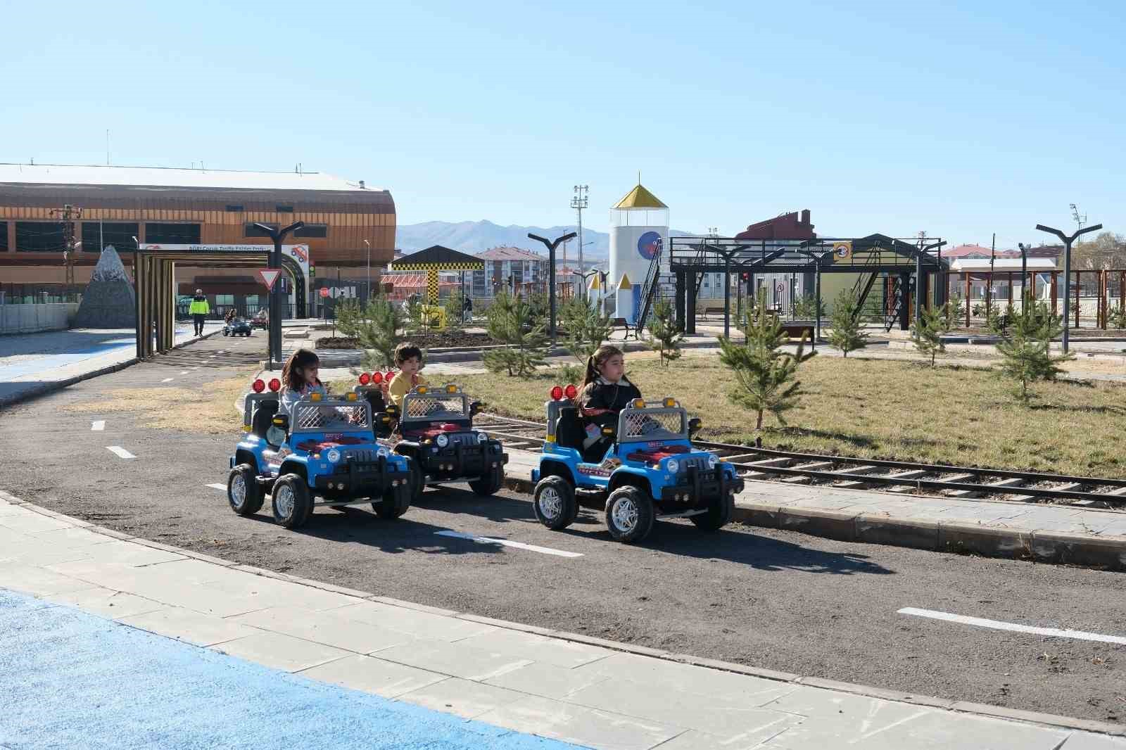 Ağrı’da çocuklar trafik kurallarını eğlenerek öğreniyor