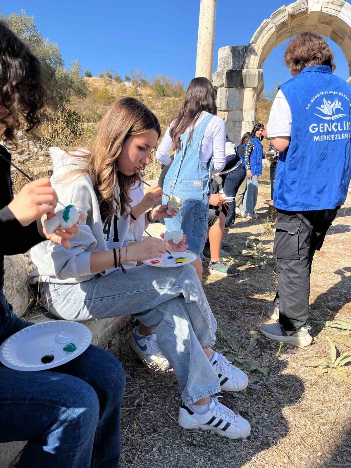 Muğla’da gönüllü gençler Stratonikeia’da sanatla buluştu