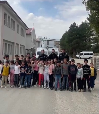 Polise selam veren öğrencilere shortland sürprizi