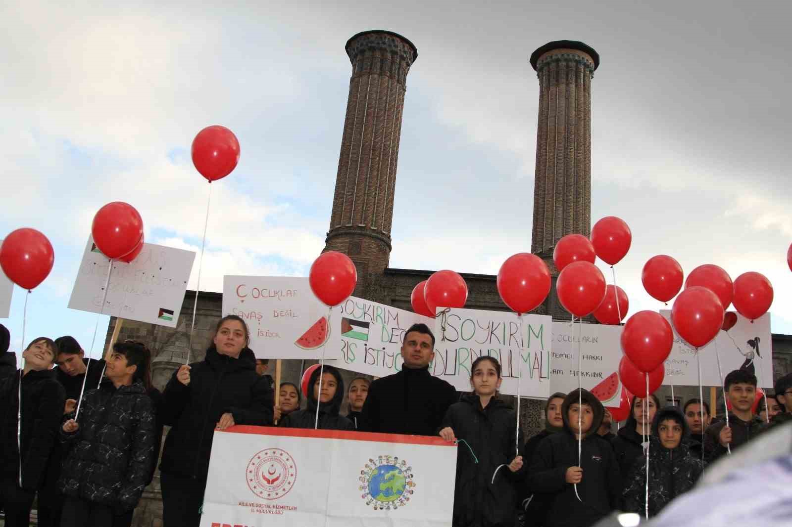 Filistinli çocuklara destek için balon uçurdular