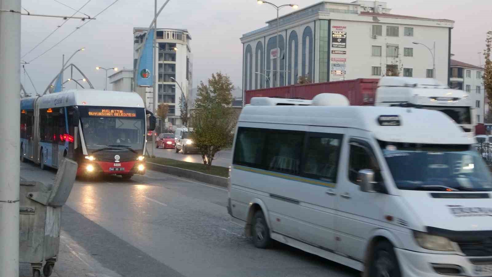 Trambüsten kopan kollektör küçük çocuğu hastanelik etti