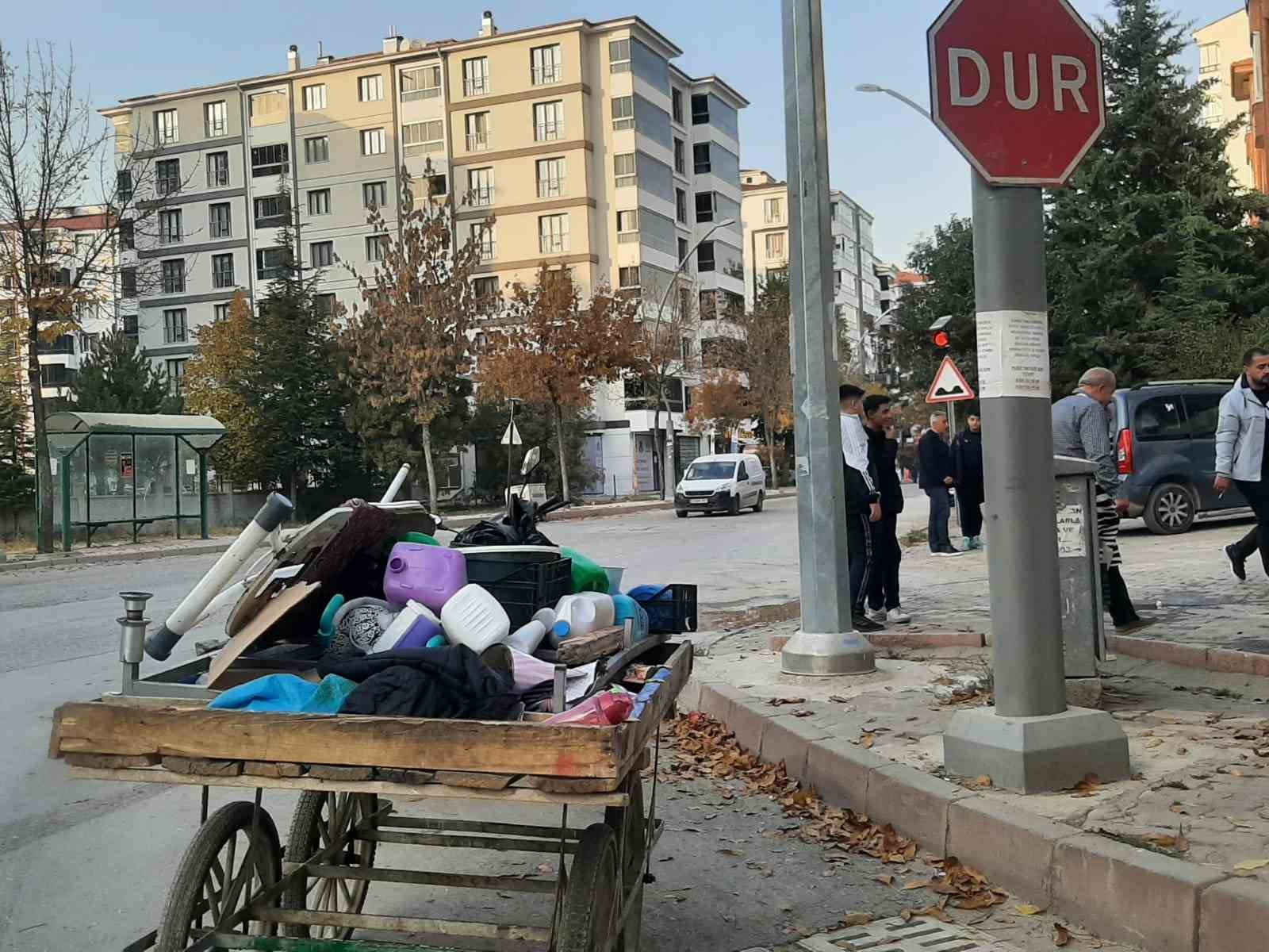 Hurdacılık yapan hasta kadın eşine, torununa ve çocuklarına bakıyor