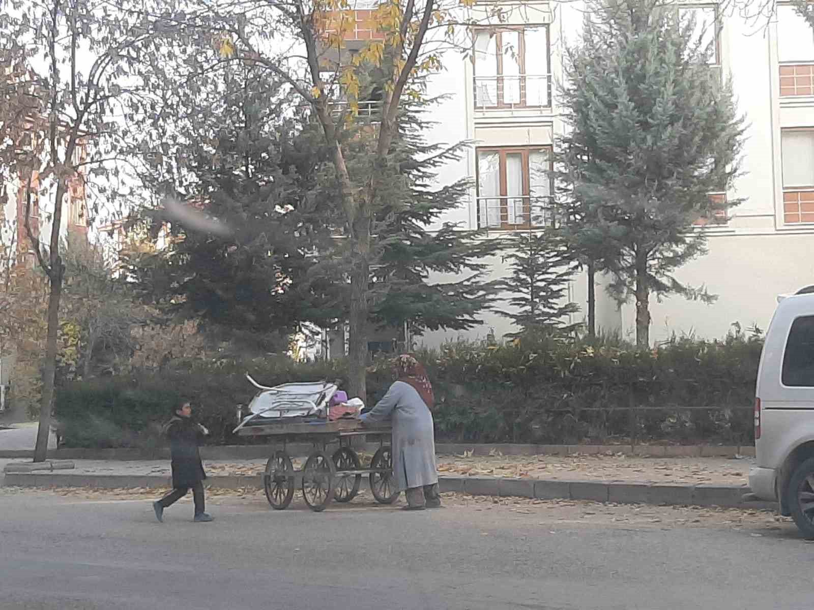 Hurdacılık yapan hasta kadın eşine, torununa ve çocuklarına bakıyor