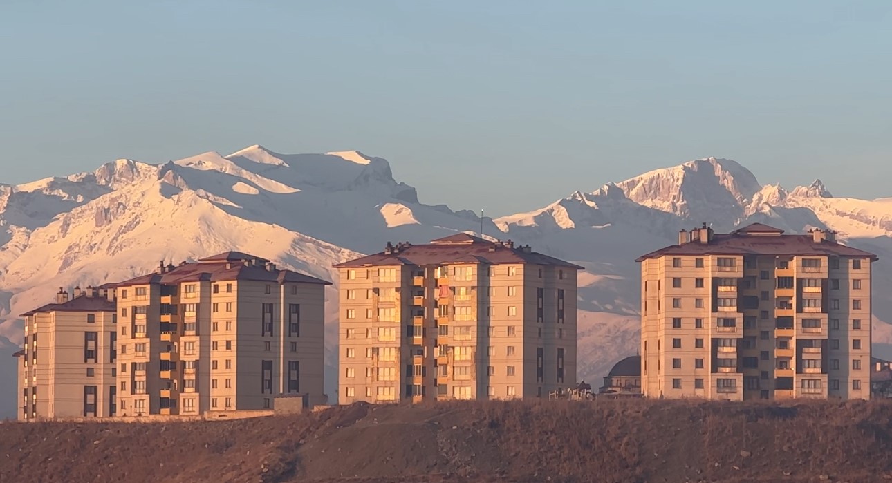 Yüksekova’da araçların camları buz tuttu