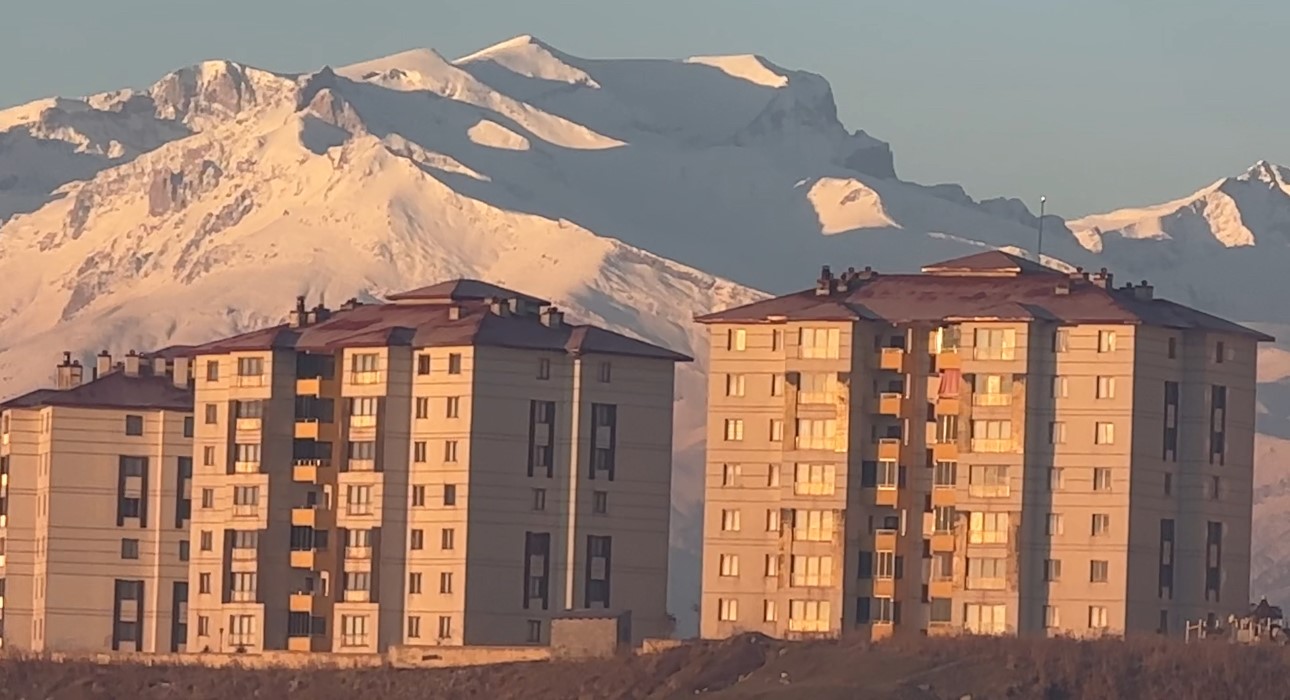 Yüksekova’da araçların camları buz tuttu