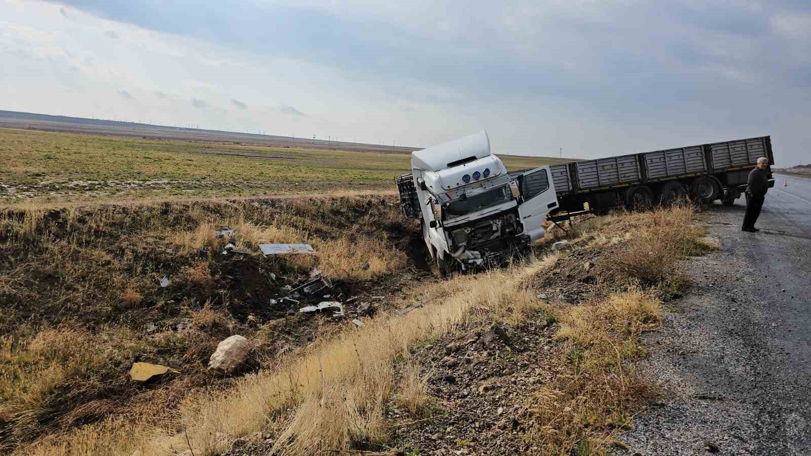 Direksiyon hakimiyeti kaybedilen tır yoldan çıktı