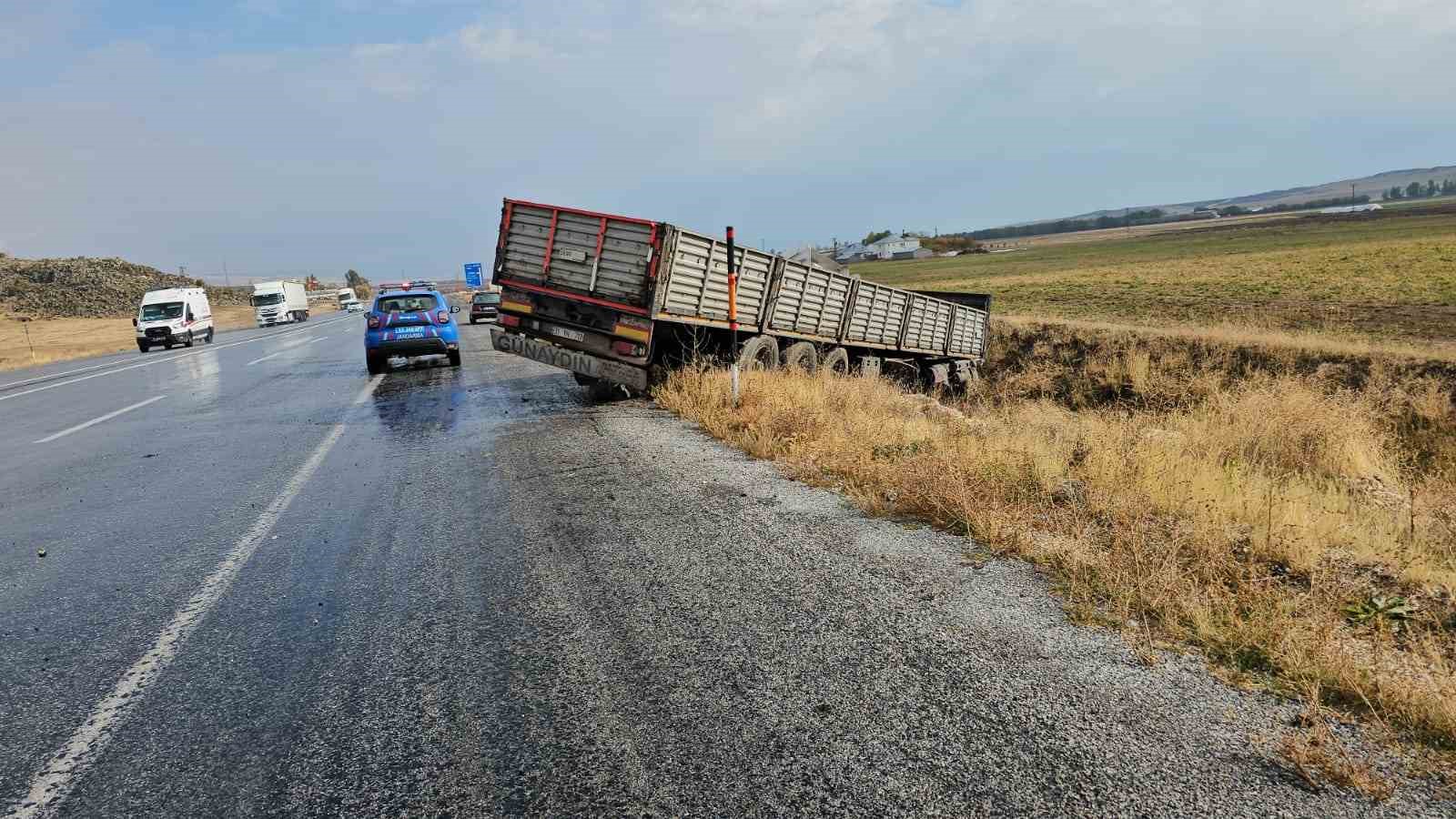 Direksiyon hakimiyeti kaybedilen tır yoldan çıktı