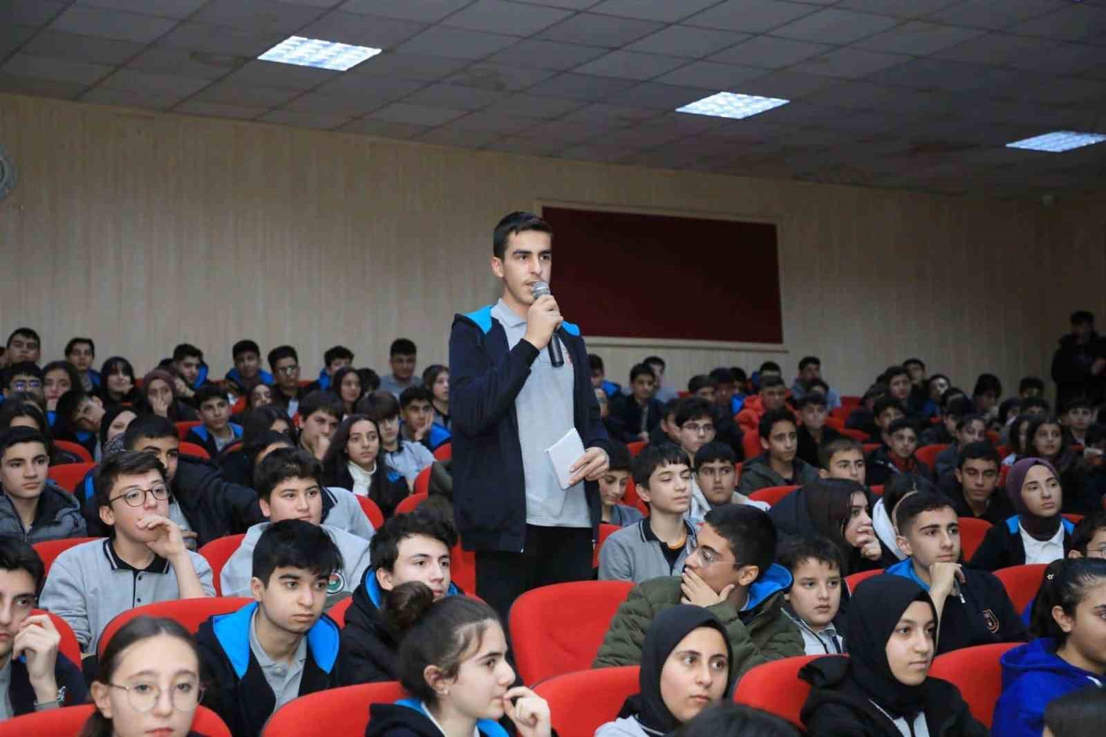 Türkiye’nin ilk astronotu Bitlis’te öğrencilerle buluştu