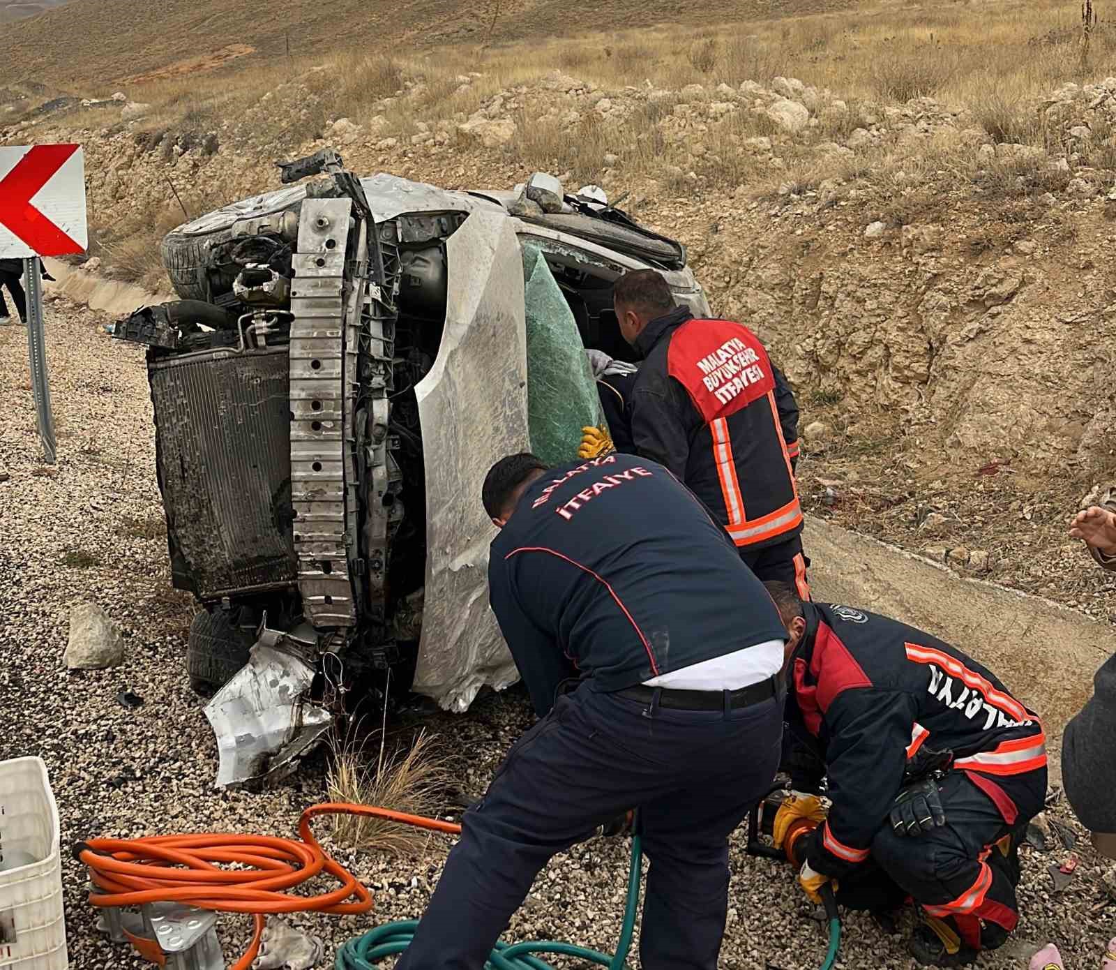 Malatya’da kontrolden çıkan araç şarampole devrildi: 5 yaralı