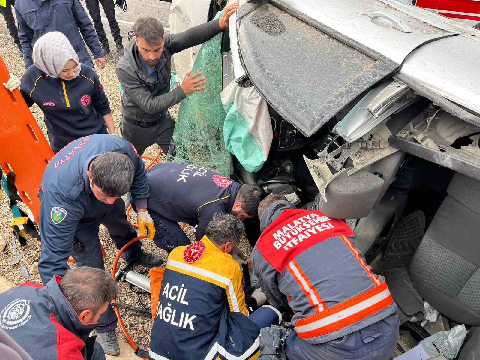 Malatya’da kontrolden çıkan araç şarampole devrildi: 5 yaralı