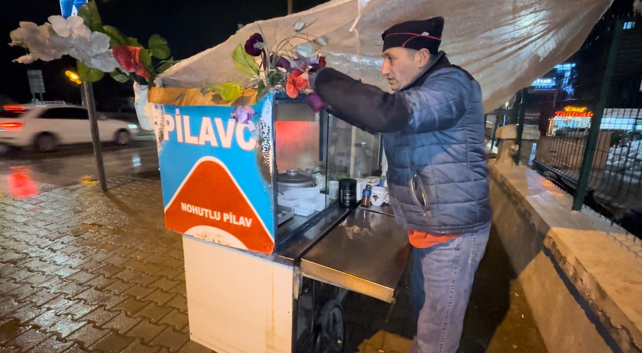 Naylon altında nohutlu pilav satarak evini geçindiriyor