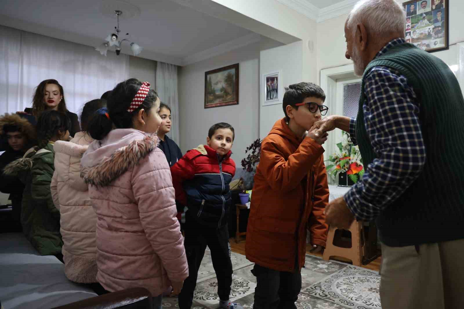 78 yaşındaki emekli öğretmen 21 yıl sonra tebeşirle buluştu, anılarını tazeledi