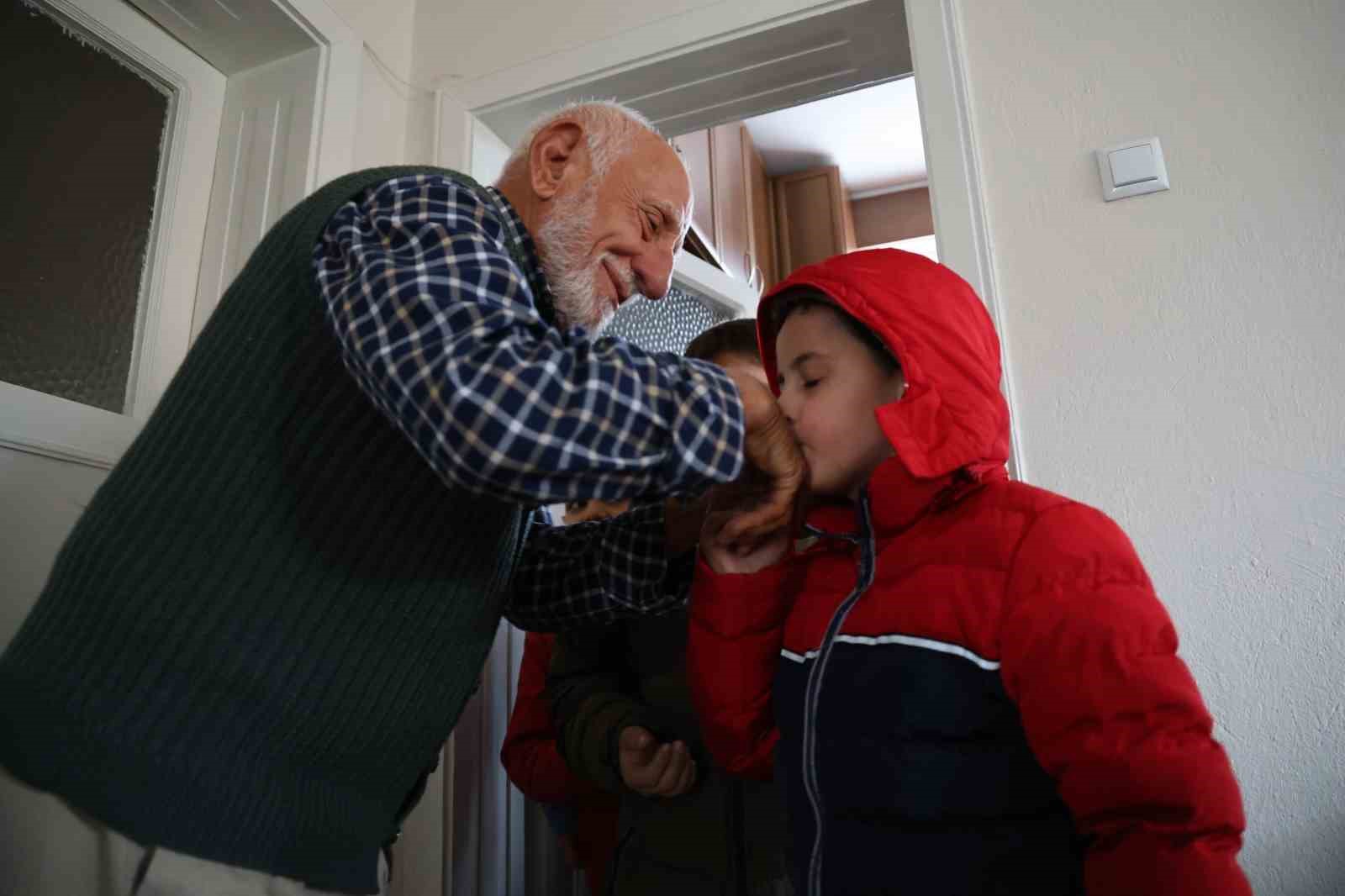 78 yaşındaki emekli öğretmen 21 yıl sonra tebeşirle buluştu, anılarını tazeledi