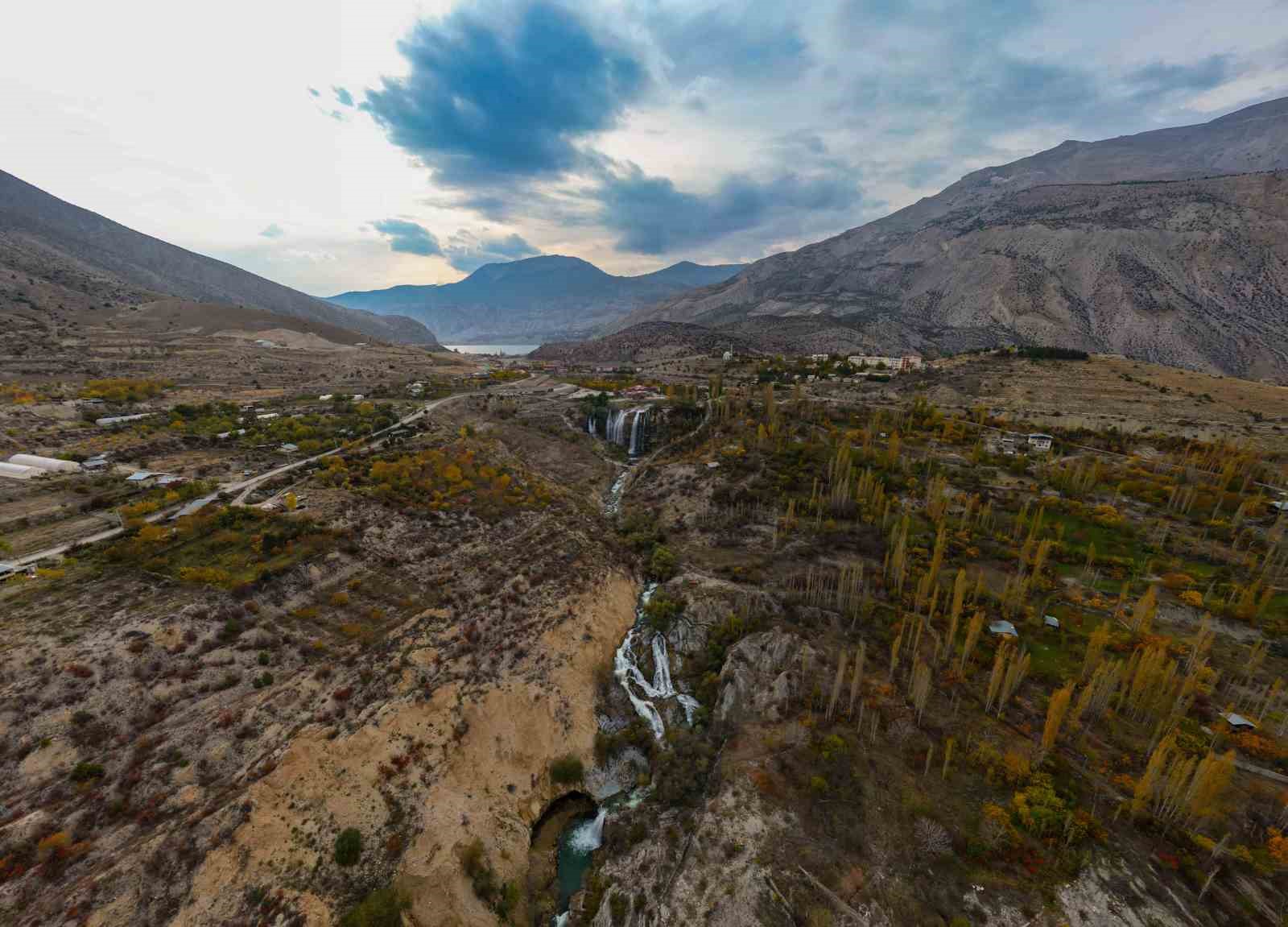 Tortum Şelalesi’nde güz ile gelen güzellik